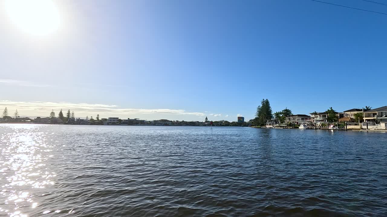 골드 코스트 운하를 가로질러 경치 좋은 강 항해