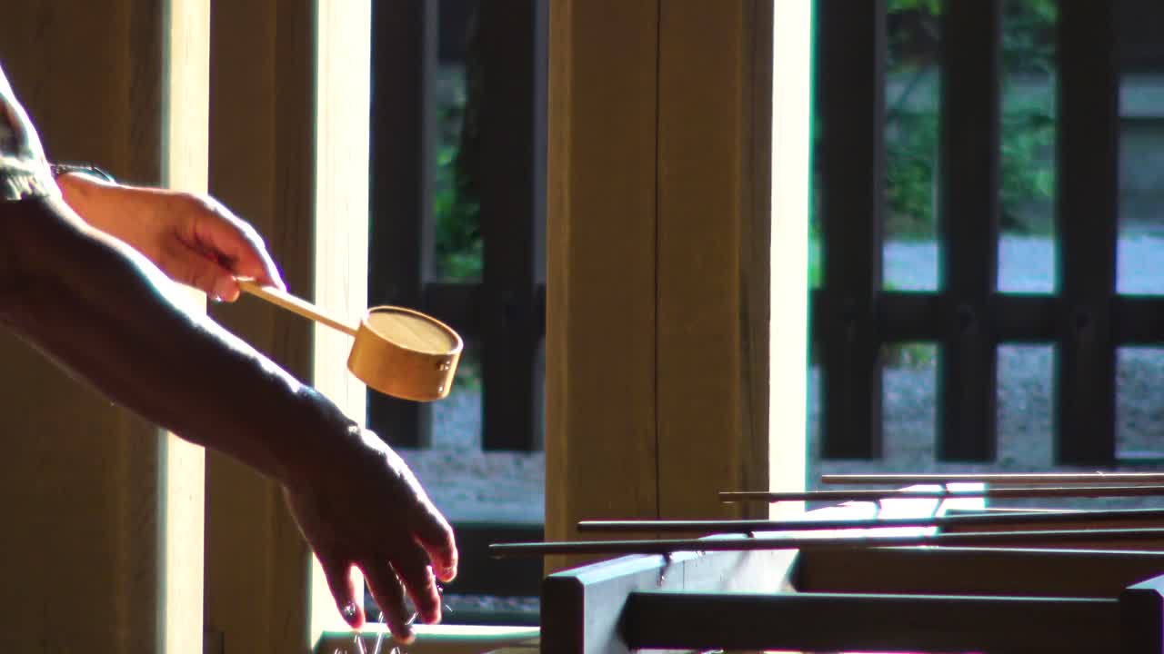 아내가 비디오를 찍는 동안 테미즈야 의식을 수행하는 노인