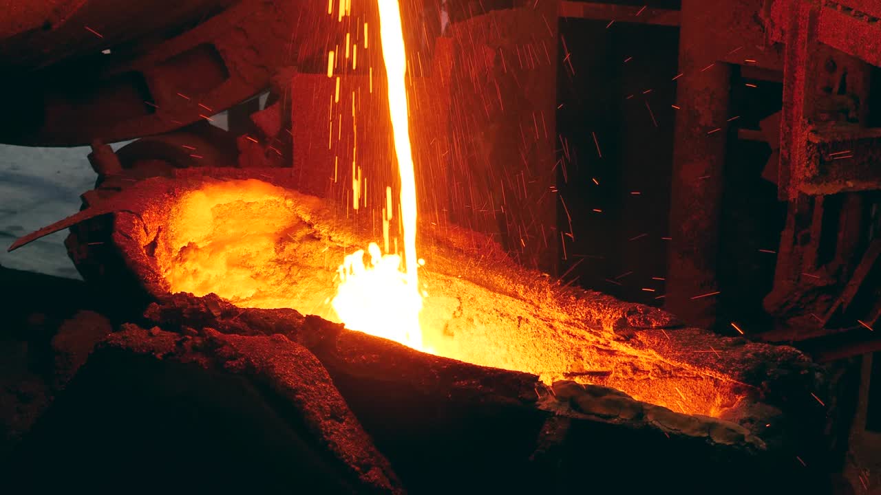 flujo de metal fundido que causa chispas durante la transfusión. equipo de fábrica metalúrgica, concepto de industria metalúrgica.