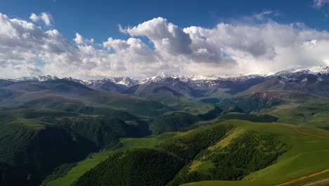 Región-Del-Elbrus.-Volando-Sobre-Una-Meseta-Montañosa.-Hermoso-Paisaje-De-La-Naturaleza.