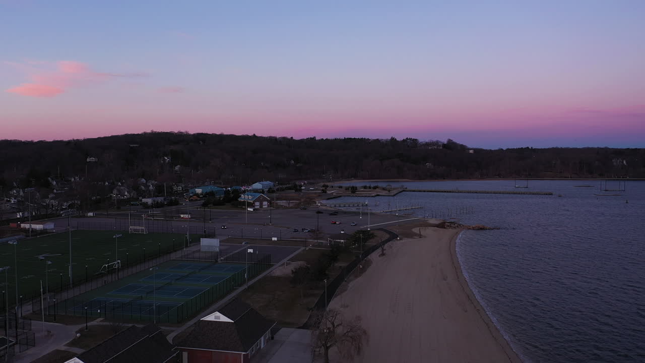 아름다운 일출 동안 만 위로 공중 촬영