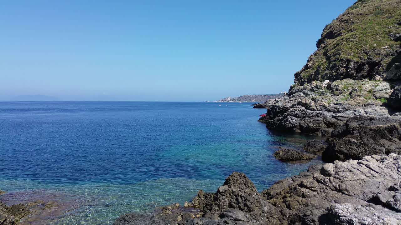 es esta playa azul, hermosa y clara que parece una piscina