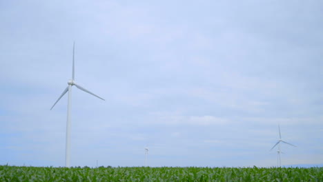 Planta-Eólica.-Generadores-Eólicos-En-El-Campo.-Tiro-De-Plataforma-Rodante-De-Turbinas-Eólicas