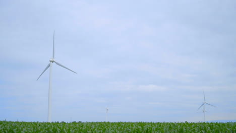 planta de energía eólica. generadores eólicos en el campo. tiro de carretilla de turbinas eólicas