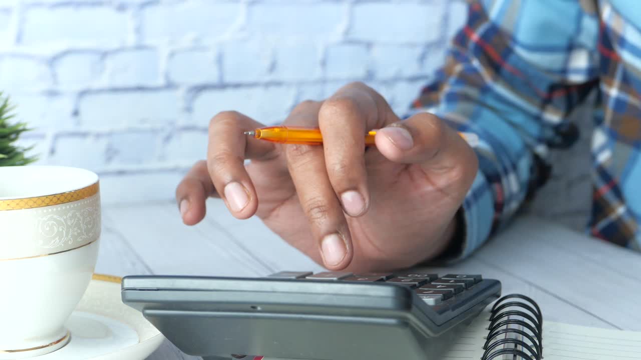 persona que utiliza una calculadora