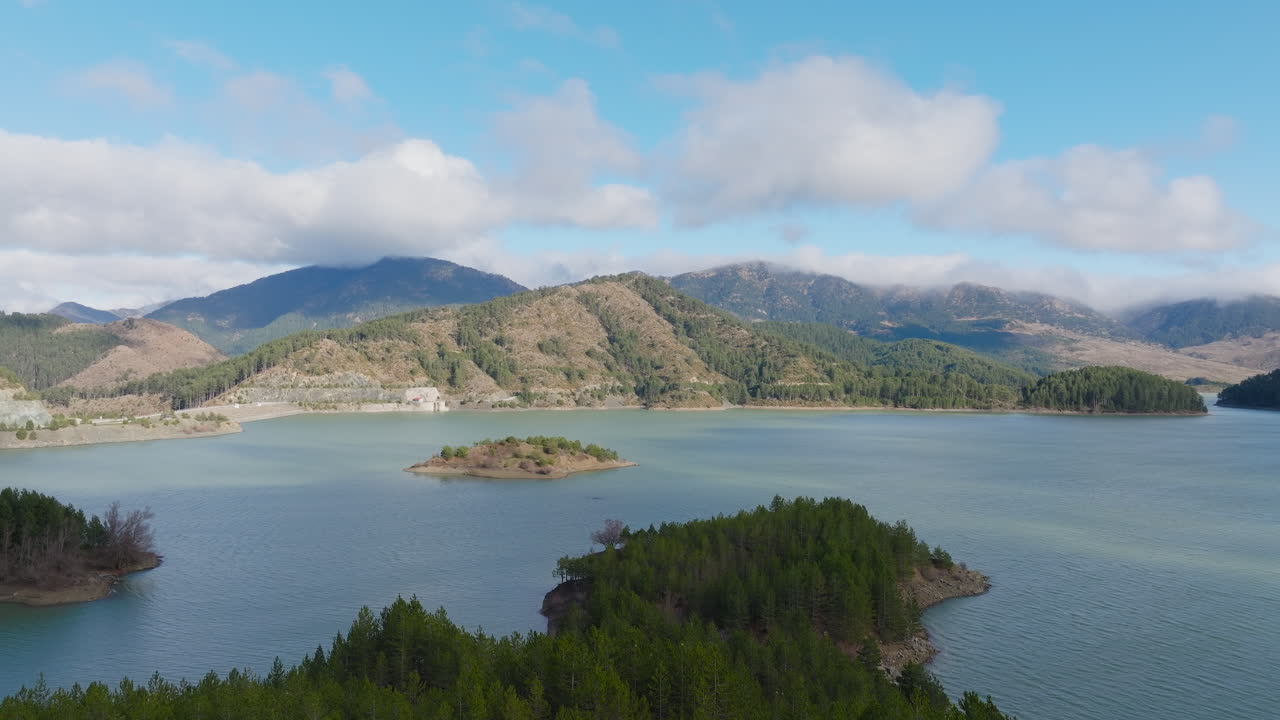 Lago Aoos Springs, Techniti Limni Aoou, Epiro, Grécia, montanhas Pindus, terras altas, drone aéreo.