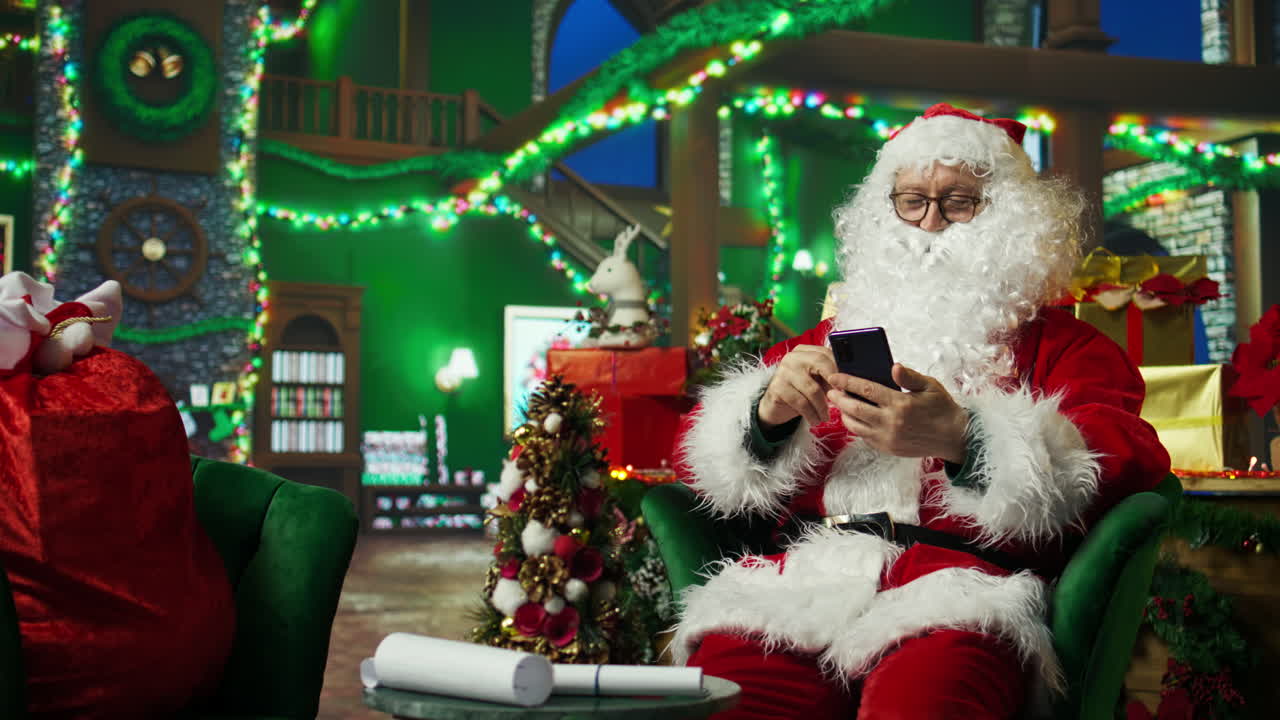스마트폰을 사용하는 산타클로스