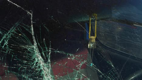 primer plano de un parabrisas roto en un coche, el cristal del parabrisas se hizo añicos en el impacto del accidente