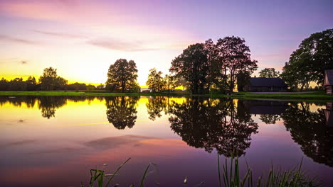 Lakeside-tranquility-shifts-from-day-to-night-in-mesmerizing-time-lapse