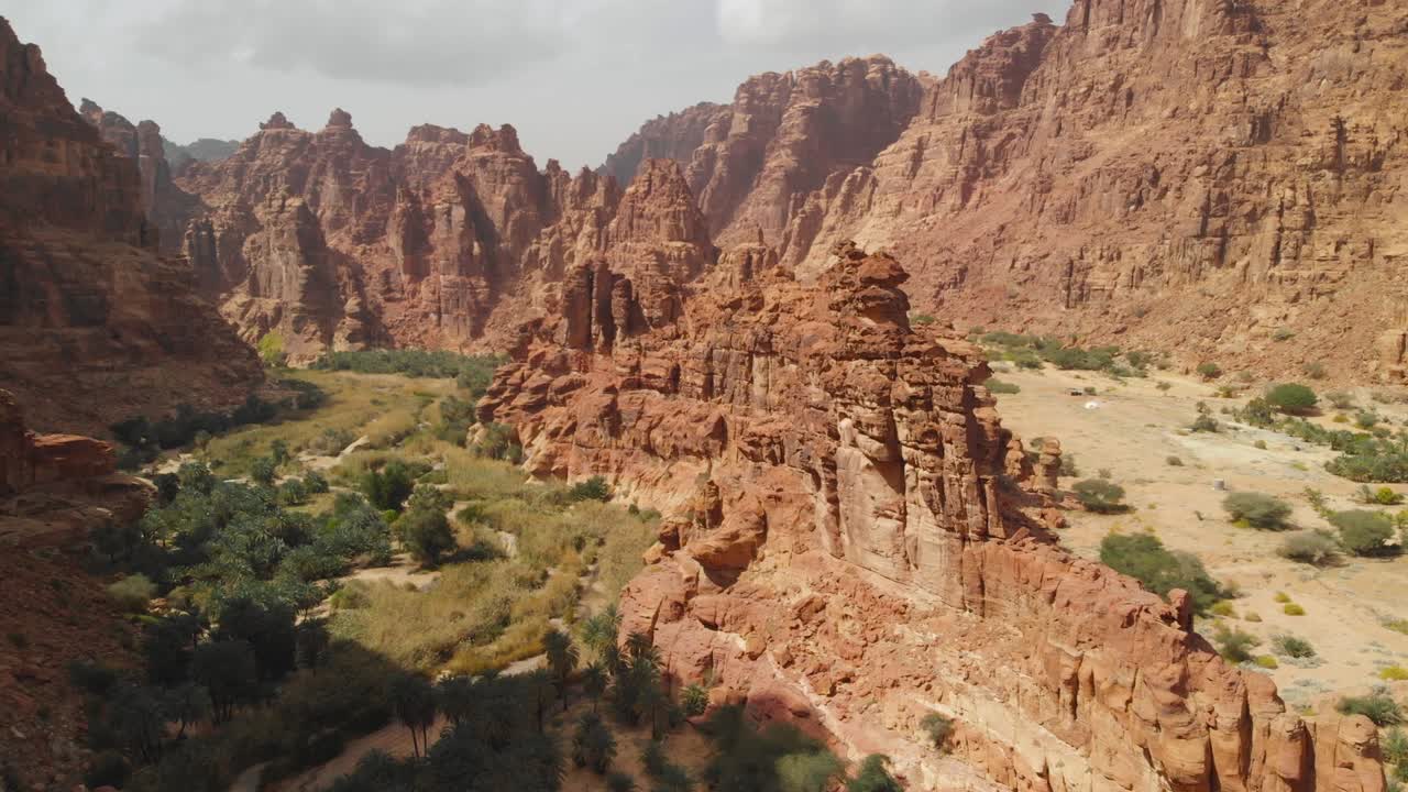 Ilmakuvia Wadi Al Disah -laaksosta Tabukin alueella Saudi-Arabiassa.