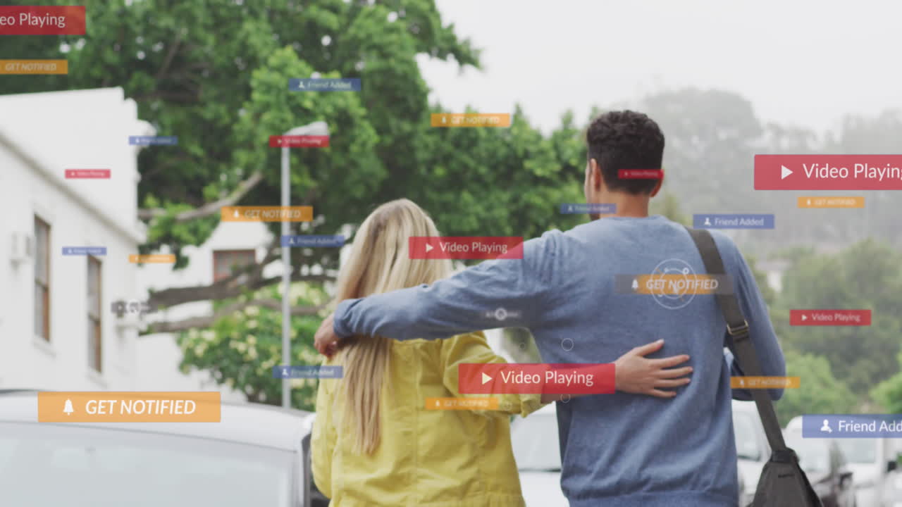 animación de iconos de las redes sociales flotando sobre una feliz pareja caucásica caminando y abrazándose