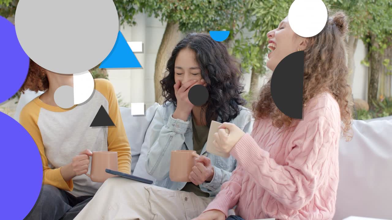 庭でタブレットを操作し笑い合う3人の女性、アニメーションの図形が流動的に表示されマーケティングに活用される