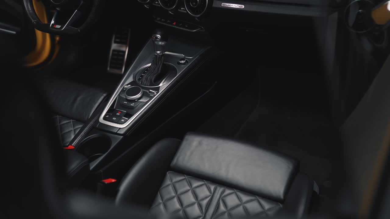 interior de supercoche de lujo con detalles elegantes