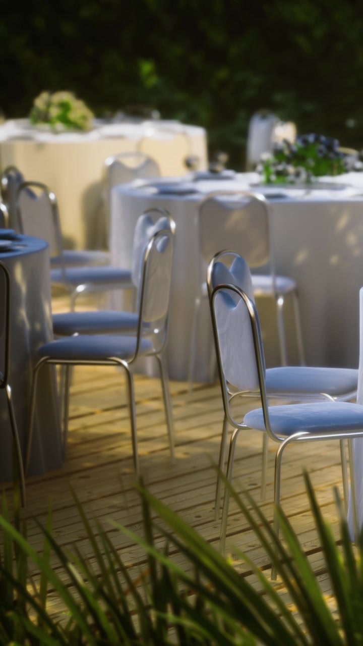 Mesa preparada para una reunión en un entorno al aire libre durante un evento diurno.