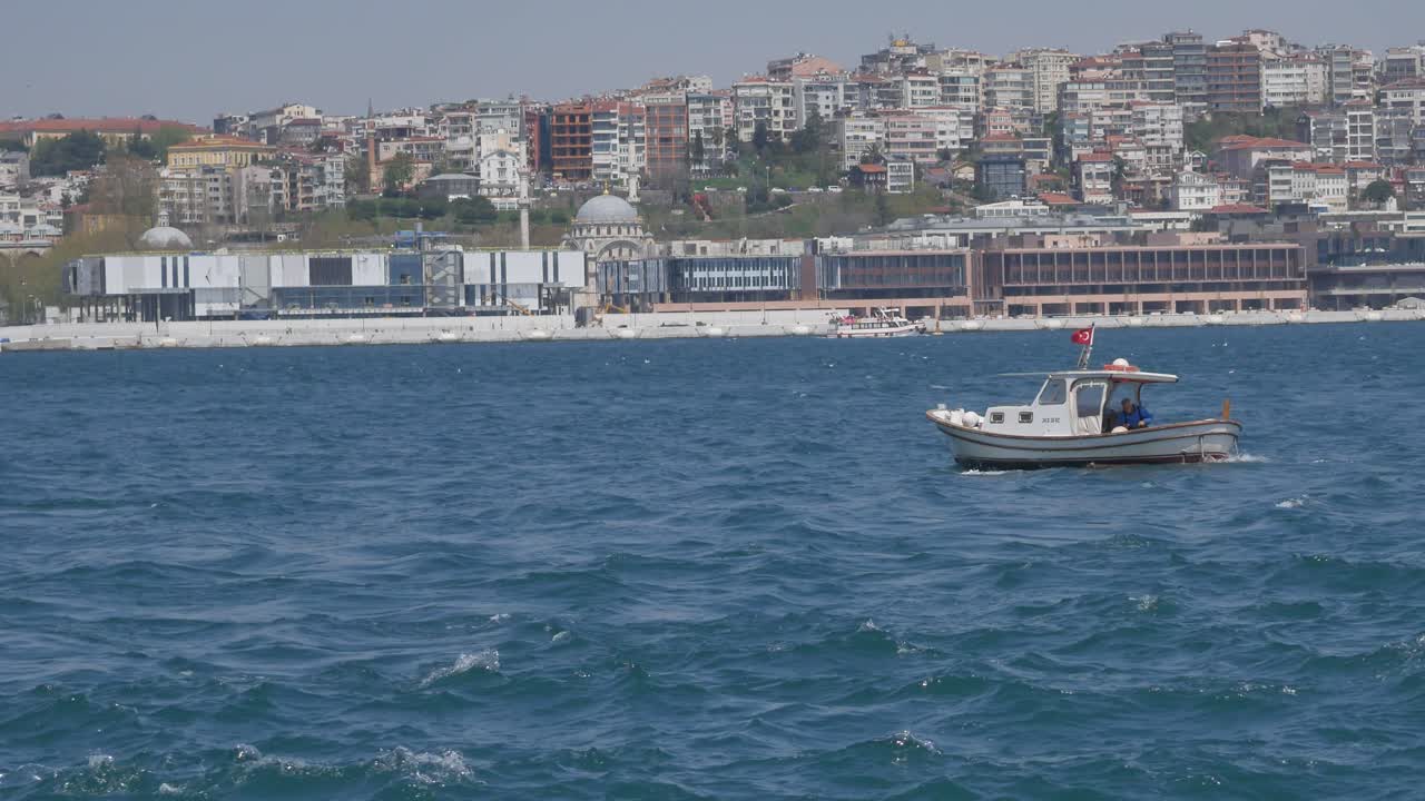 un barco cruza el mar en el cuerno de oro en estambul en turquía