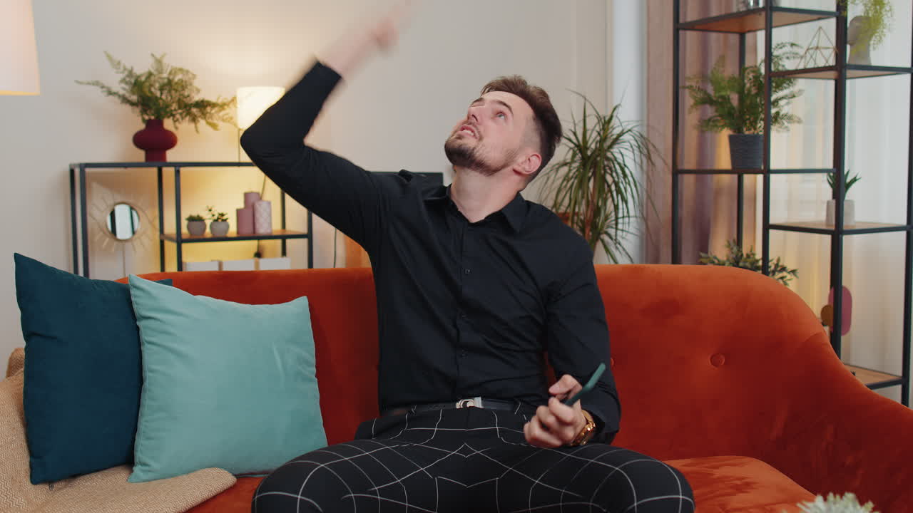 이웃의 수리 작업 개념, 집에서 짜증나는 남자가 소음으로 짜증나는 베개로 귀를  ⁇ 습니다.