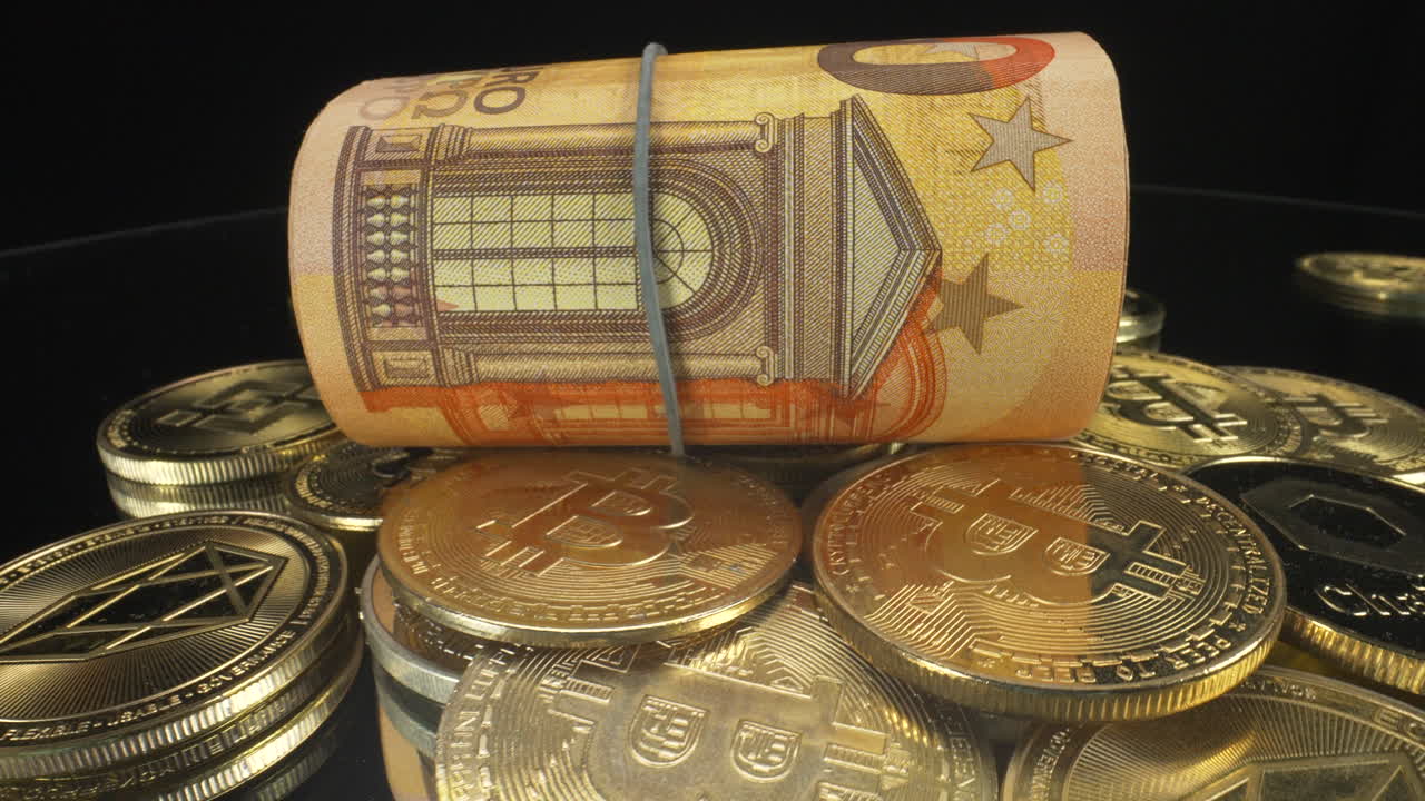 블랙 배경의 암호화폐 동전에 롤링 된 현금, 종이 돈 유로의 느린 회전 매크로 뷰를 확대, 4k  ⁇