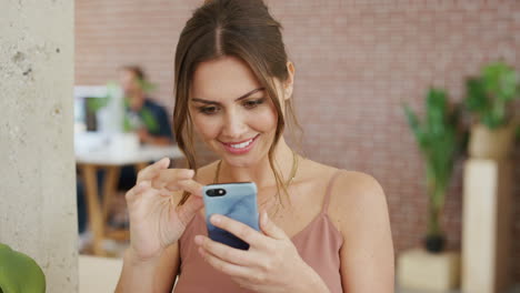 teléfono, redes sociales y memes con una mujer de negocios