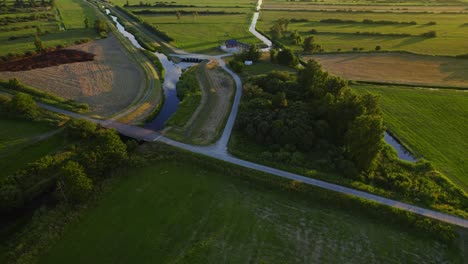 fotografía aérea de un puente y un río en la reserva natural polaca de beka