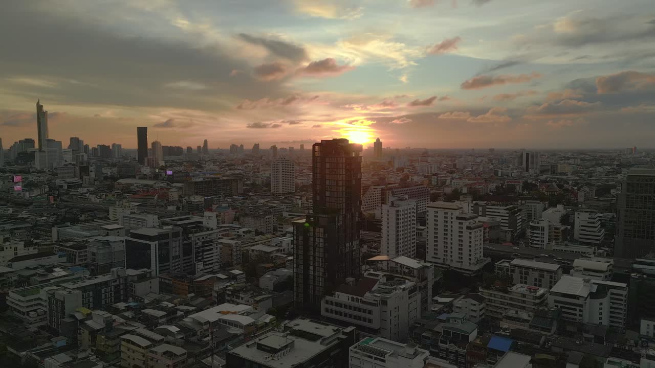 Pôr do sol atrás de arranha-céus no horizonte