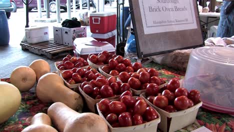 Verduras-En-El-Mercado-De-Agricultores-Del-Este,-Detroit,-Michigan,-Ee.uu.