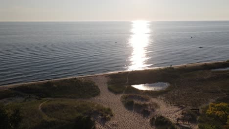 Lake-Michigan-Strand-Im-Sommer-Mit-Sonne,-Die-Sich-Auf-Dem-See-Spiegelt