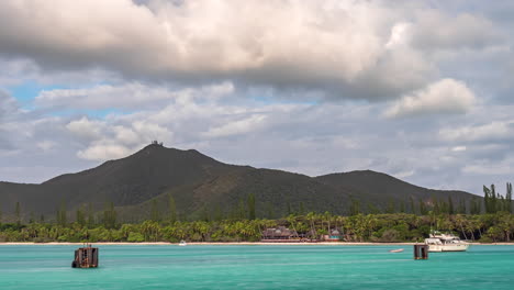 Timelapse-Del-Mediodía-De-Nubes-Moviéndose-Sobre-La-Playa-De-Kuto,-Hotel-Kou-Bugny,-Isla-De-Pinos