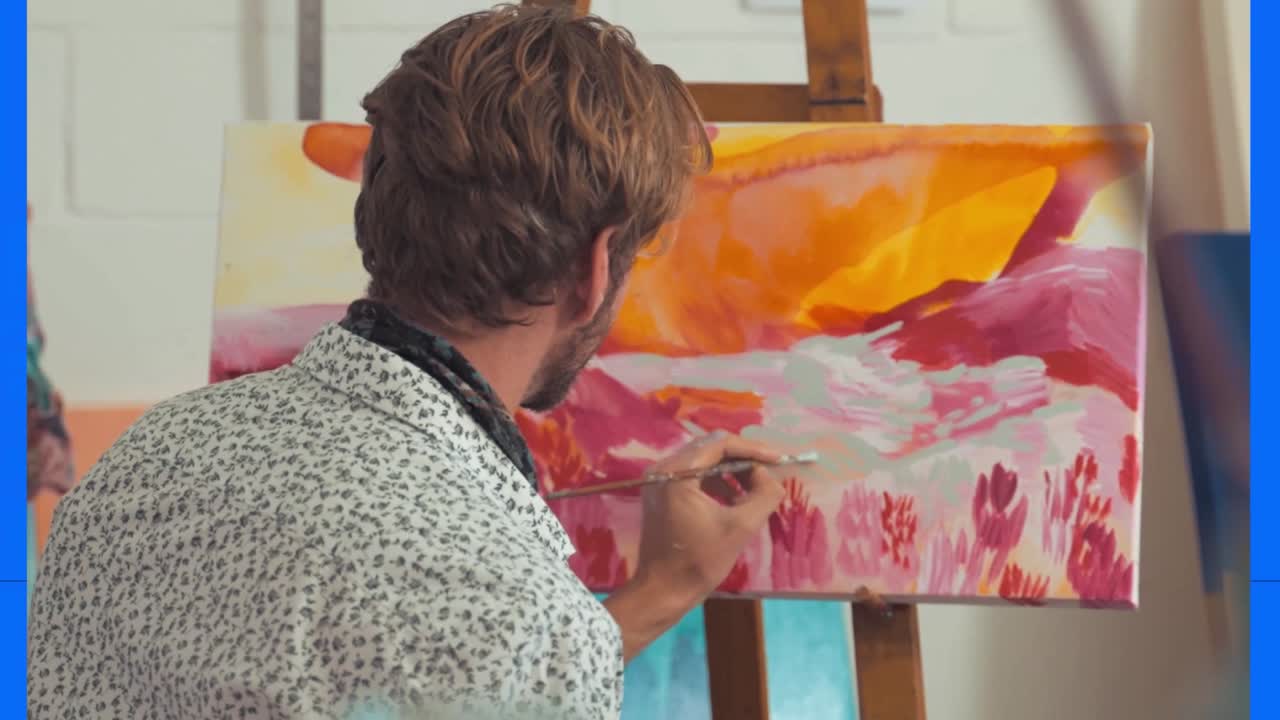 Kunstnere maler abstrakt kunst i et kreativt studie