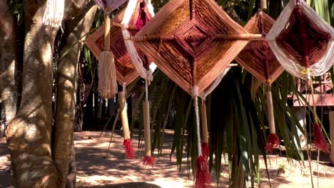 móviles decorativos colgando de los árboles a la luz del sol