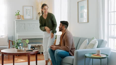 ganar, celebrar y jugar en pareja en el sofá