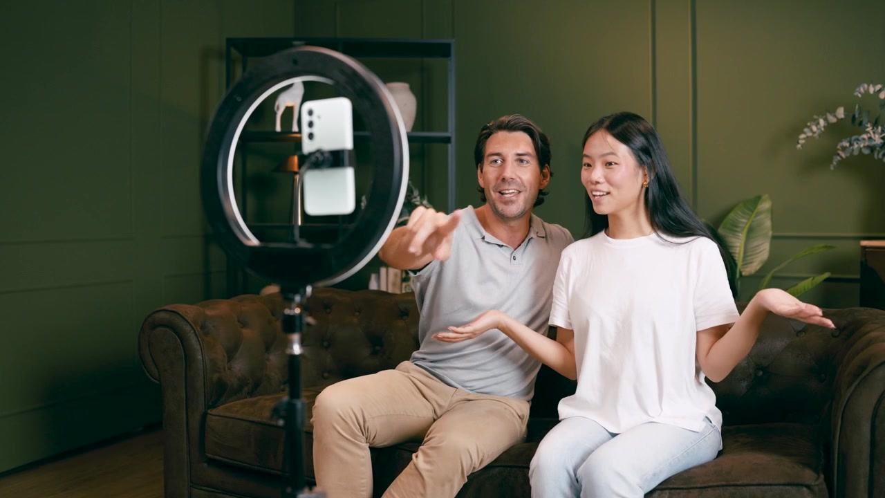 Coppia che crea contenuti video per i social media a casa