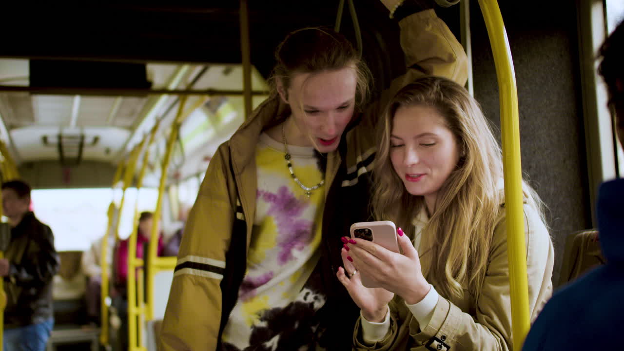 버스 안의 젊은이들