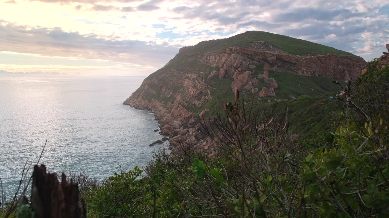 Promontorio della riserva naturale di Robberg e sentiero escursionistico all'alba, Plettenberg Bay.