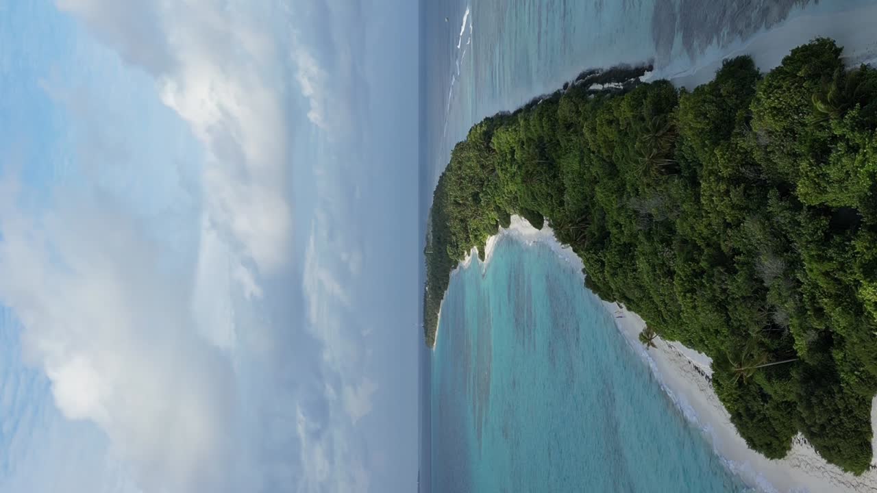 Ripresa aerea verticale in dolly sopra il paradiso tropicale della spiaggia dell'isola di Dhigurah, Maldive