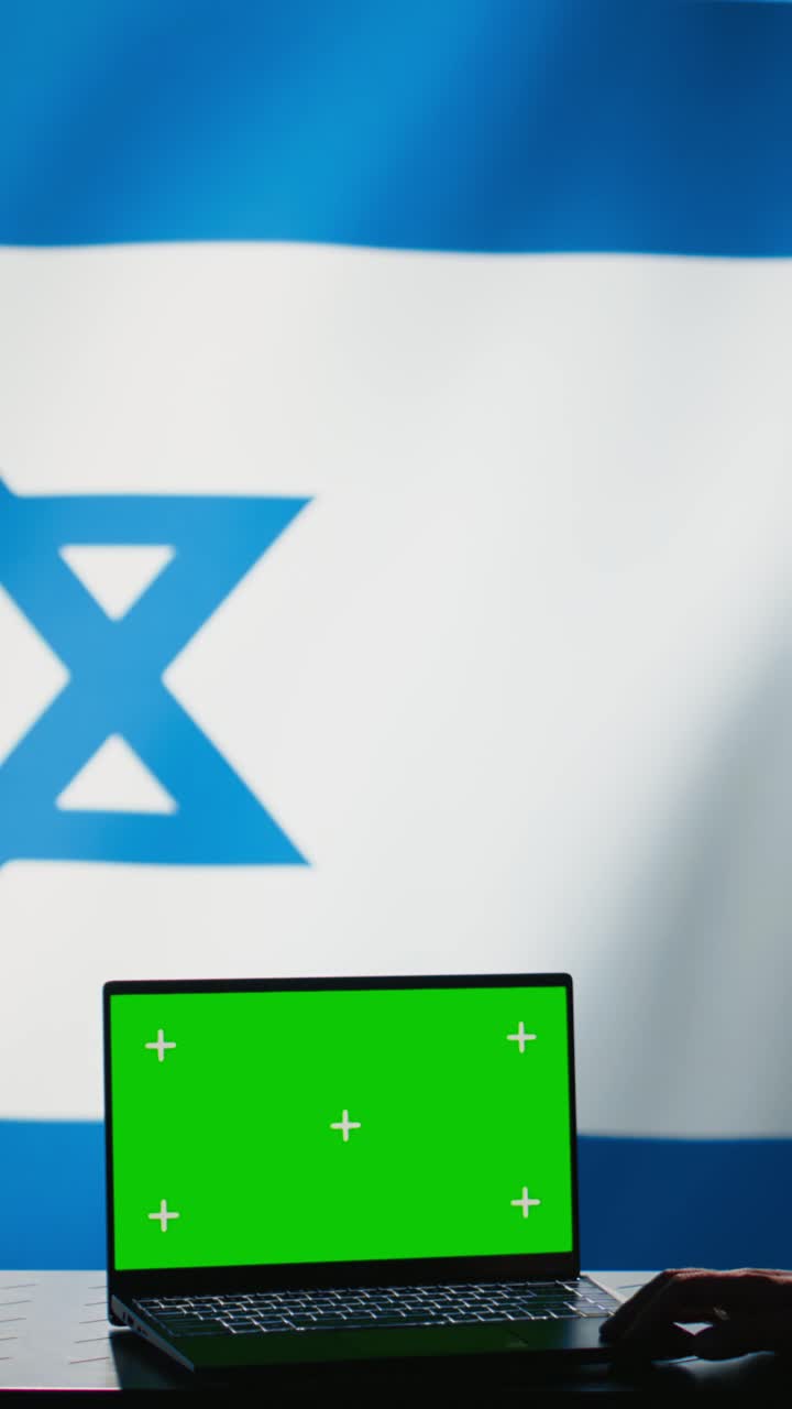 Video vertical: portátil con pantalla verde en un centro de comando de inteligencia secreta israelí utilizado por el Mossad