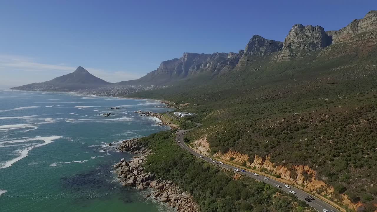 En flygvy visar bilar som kör längs badorten Oudekraal i Kapstaden, Sydafrika.