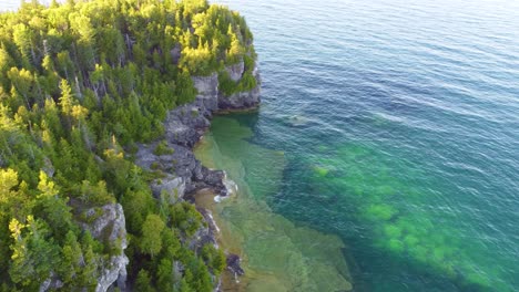 Klippenwald-Im-Sanften-Lichtschwenk-In-Richtung-Unterwasserfelsen