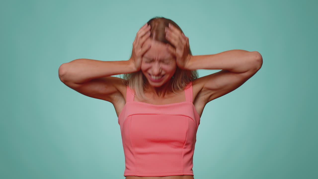 여자는 비명을 지르며 스트레스 긴장 문제는 공포를 느낀다 절망감 두려움 놀람 충격은 분노를 표현합니다