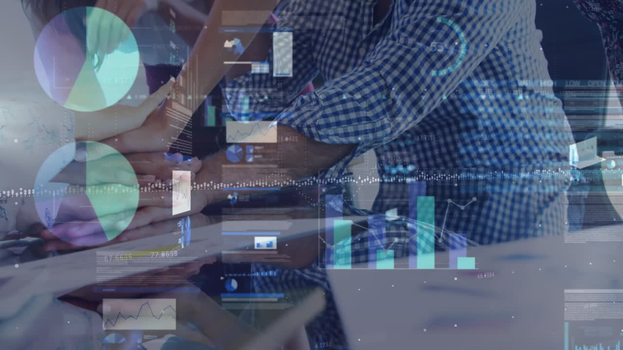 animación del procesamiento de datos financieros sobre diversas personas de negocios