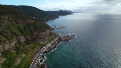 4K-Drohnenvideo,-Das-Einem-Wohnmobil-Folgt,-Das-Auf-Der-Sea-Cliff-Road-In-New-South-Wales-Herumfährt