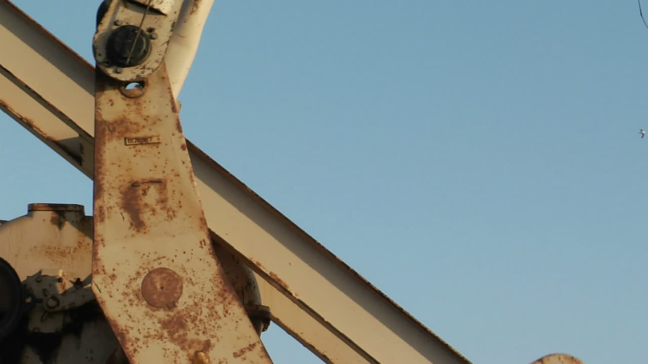 una torre de perforación de petróleo que bombea petróleo pasa antes que el sol 1