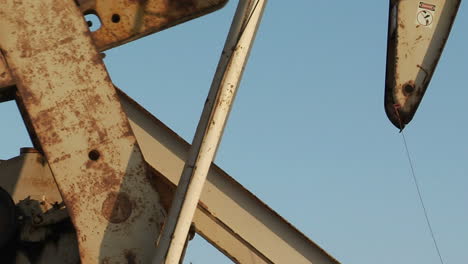 una torre de perforación de petróleo que bombea petróleo pasa antes que el sol 1