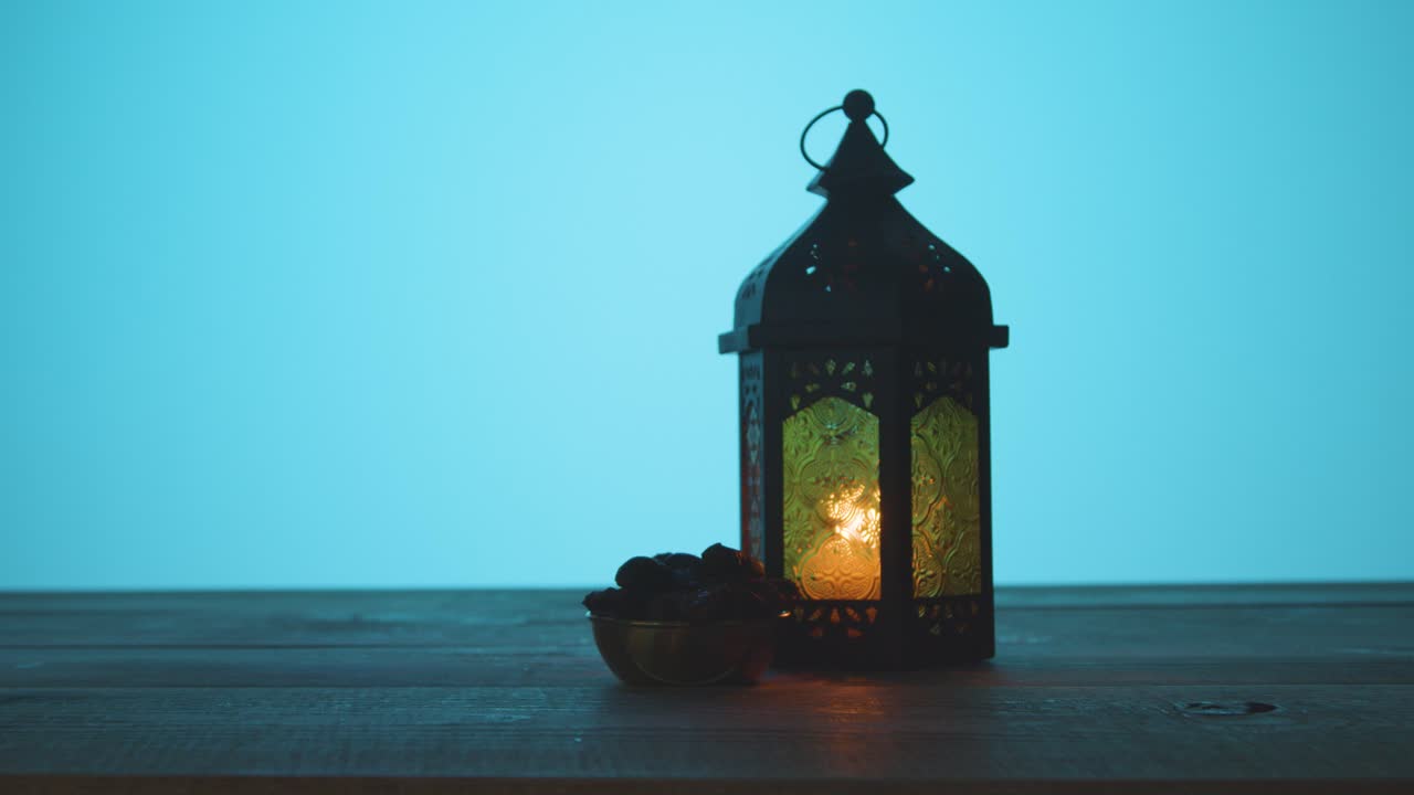 황혼 라마단 축하 행사 동안 물과 날짜를 가져가는 손의 추적 샷