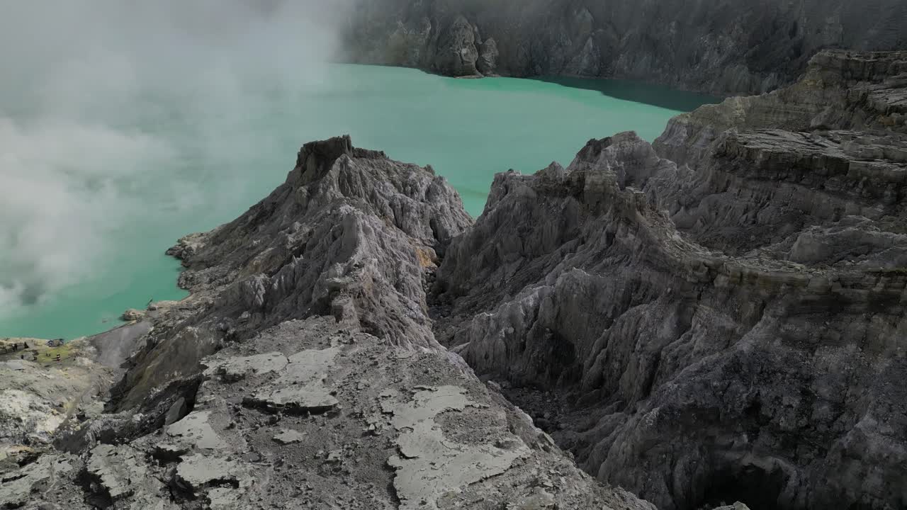 drone cinematográfico filmado sobre los campos de lava del volcán ijen y el lago ácido