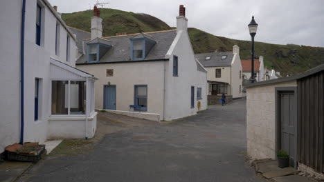 Paseando-Por-Las-Casas-Y-Calles-De-La-Pequeña-Ciudad,-Una-Pequeña-Ciudad-Costera-En-Aberdeenshire,-Escocia,-Reino-Unido