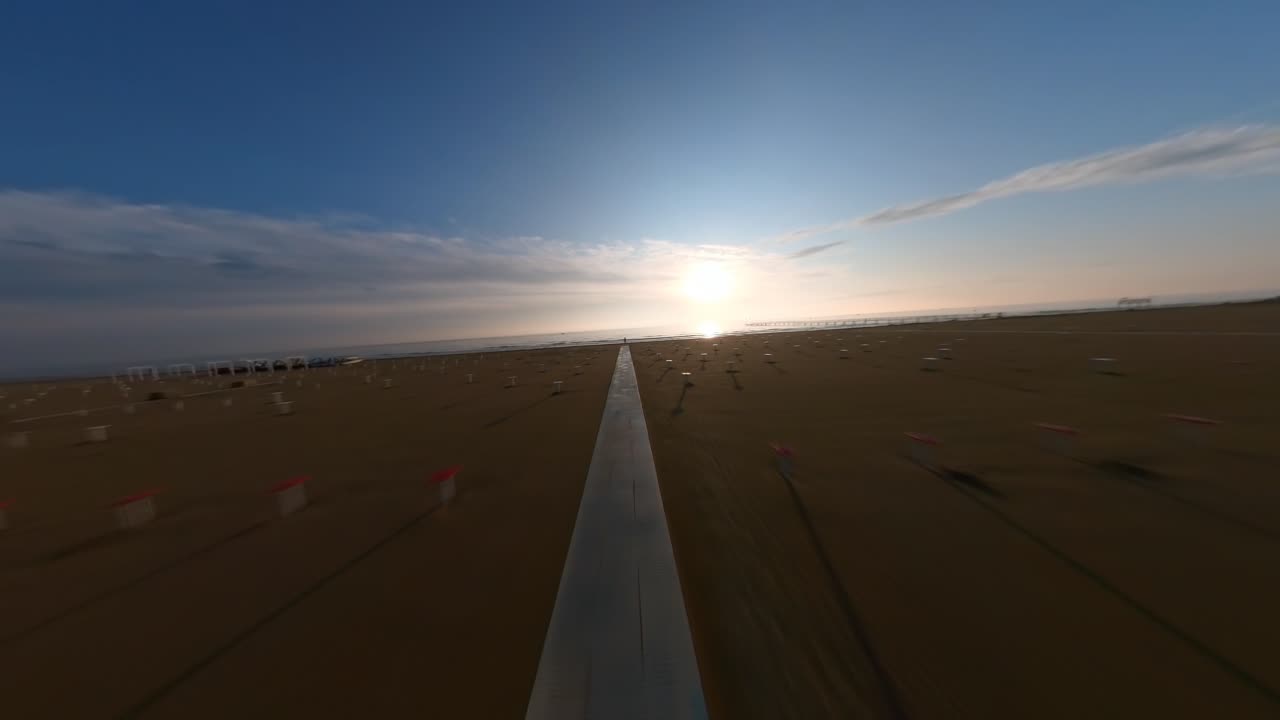 이탈리아 리미니 의 해변 을 가로질러 바다 로 가는 길