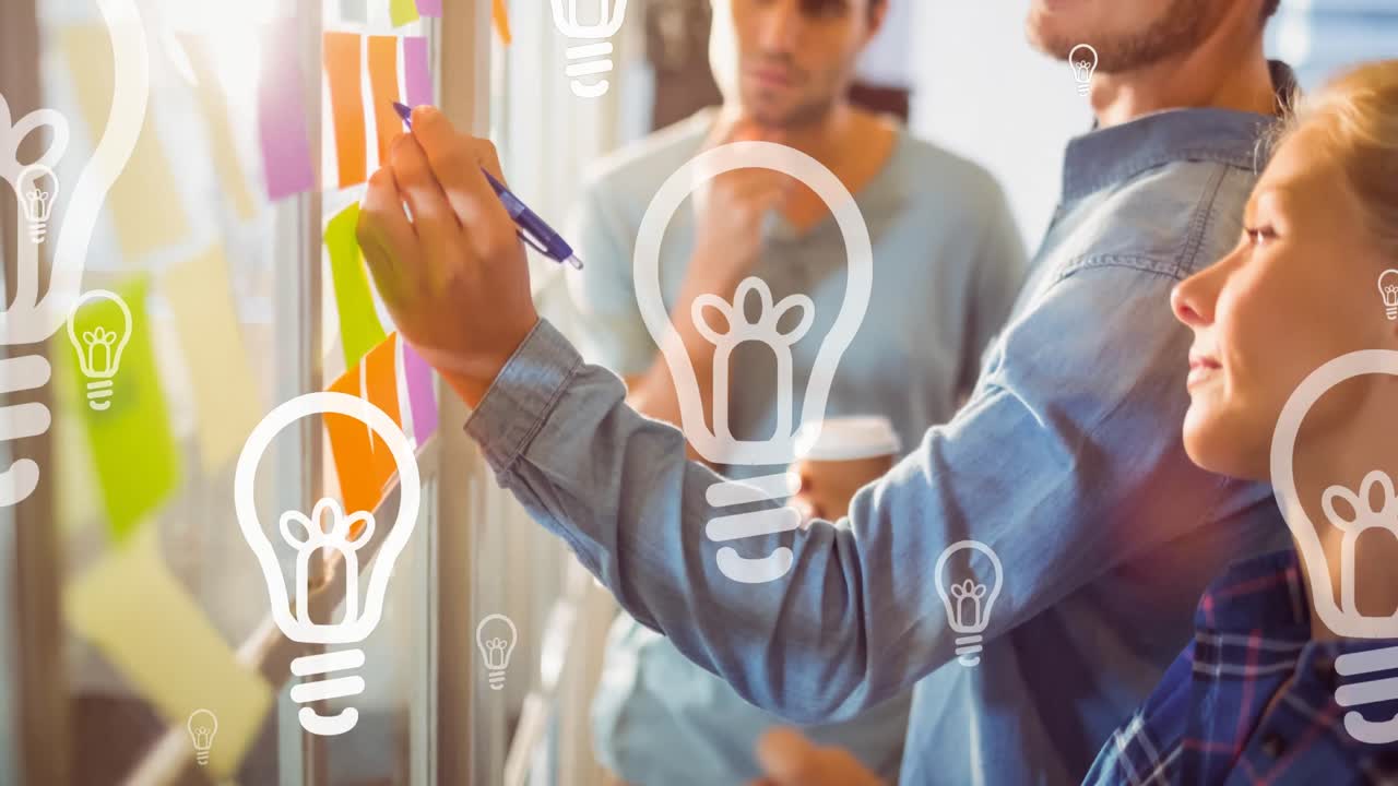 animación de iconos de bombillas flotando sobre colegas de negocios escribiendo en notas de memoria