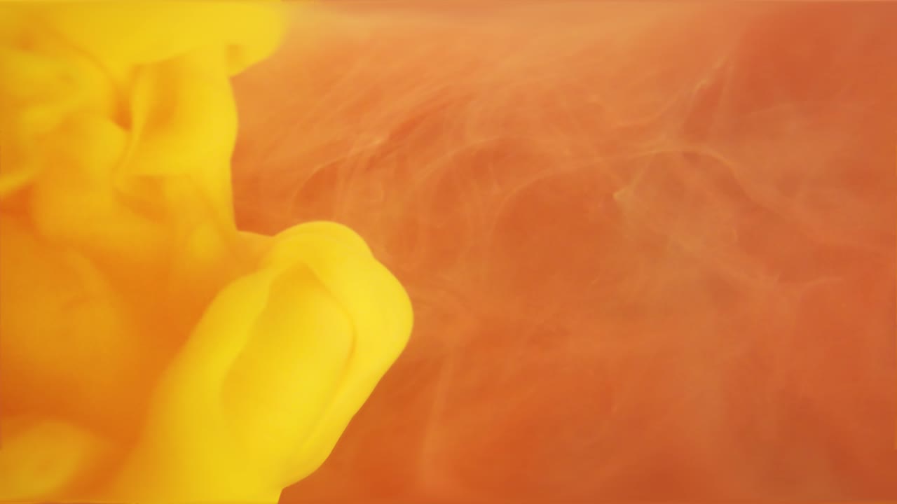 капли чернил, капающие в воду, изогнутые узоры. фон с бирюзовой и желтой краской, текущей в воде с каплями, изолированными на сером. яркие капли чернил в воде изолированы на белом фоне