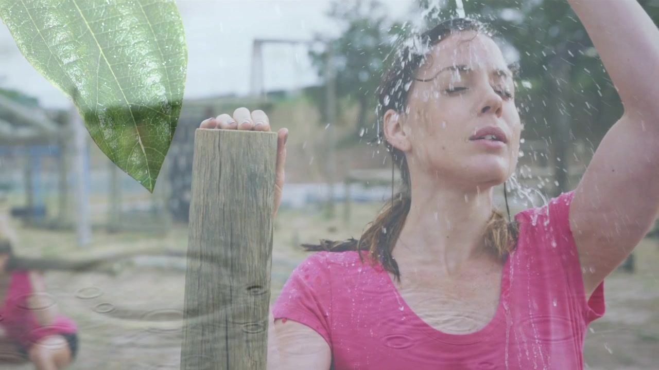 Vrouw kantelt fles en giet water over haar gezicht om af te koelen tijdens het sporten, met een reagerende overlay van bladgolven.