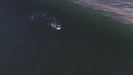 Antena:-Surfista-Remando-Sobre-La-Ola-Rompiendo-El-Océano